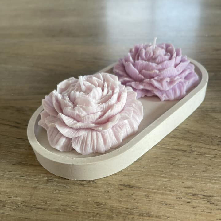 Duo de pivoines bougies parfumées sur plat en jesmonite