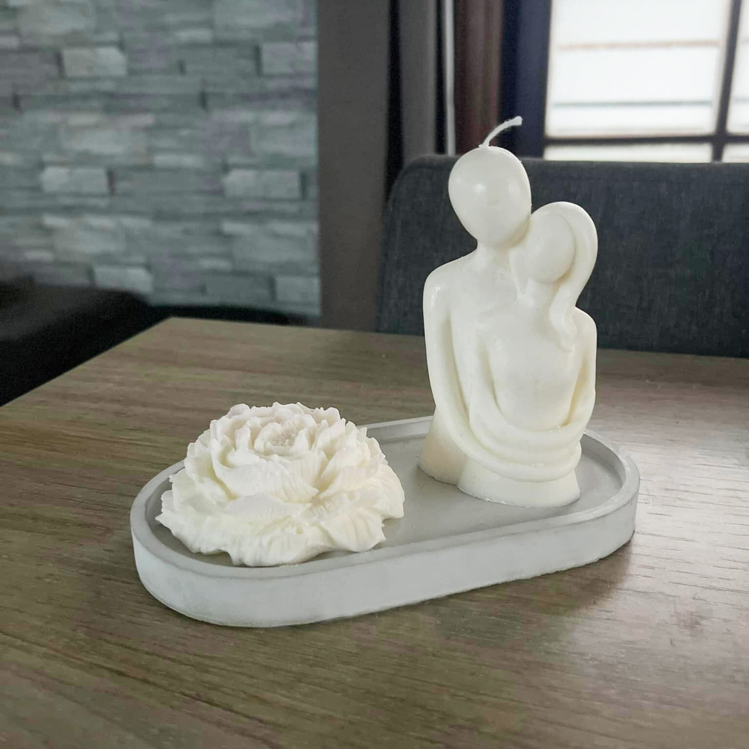 Pivoines et couple bougies parfumées sur plat en jesmonite